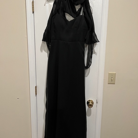 Black gown - Picture 1 of 1